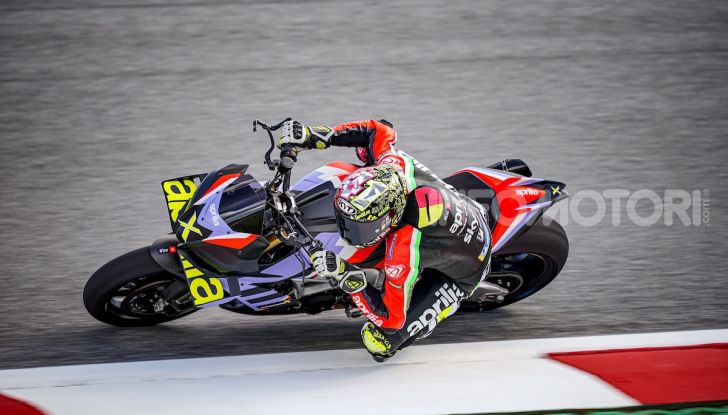 Aprilia Tuono V4 X: la hypermotard nata per la pista - Foto 3 di 12