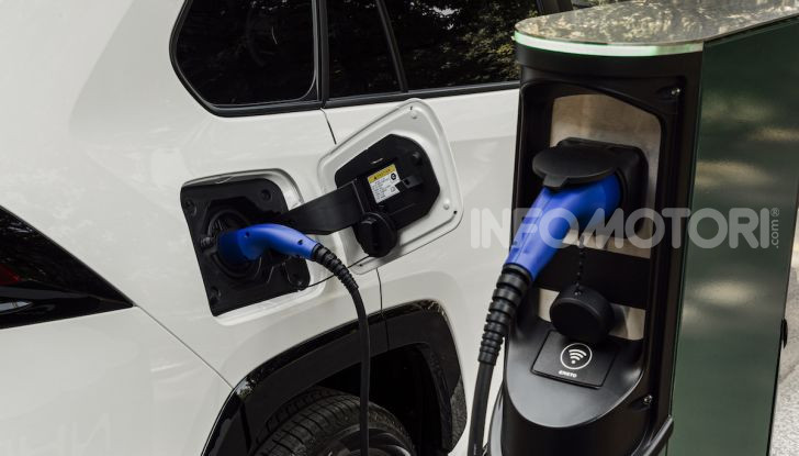 [VIDEO] Suzuki ACross: il SUV ibrido che si sente una sportiva - Foto 3 di 44