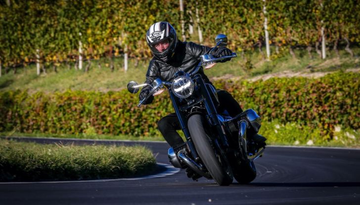 [VIDEO] Prova BMW R18: il boxer da 1.800cc che va oltre l’immaginazione - Foto 5 di 21