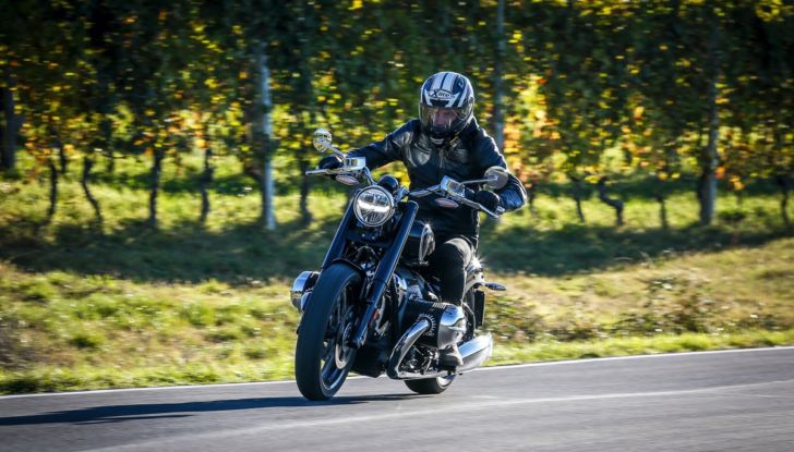 [VIDEO] Prova BMW R18: il boxer da 1.800cc che va oltre l’immaginazione - Foto 6 di 21