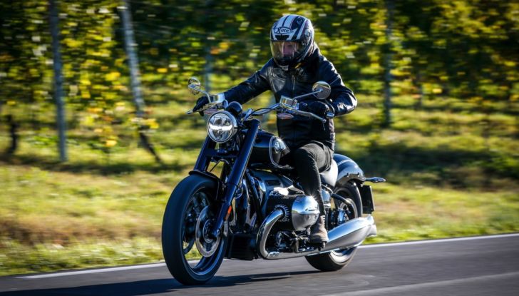 [VIDEO] Prova BMW R18: il boxer da 1.800cc che va oltre l’immaginazione - Foto 7 di 21