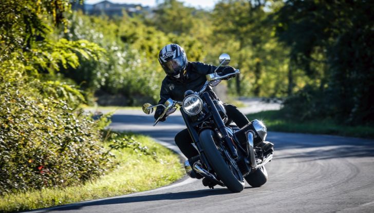 [VIDEO] Prova BMW R18: il boxer da 1.800cc che va oltre l’immaginazione - Foto 9 di 21