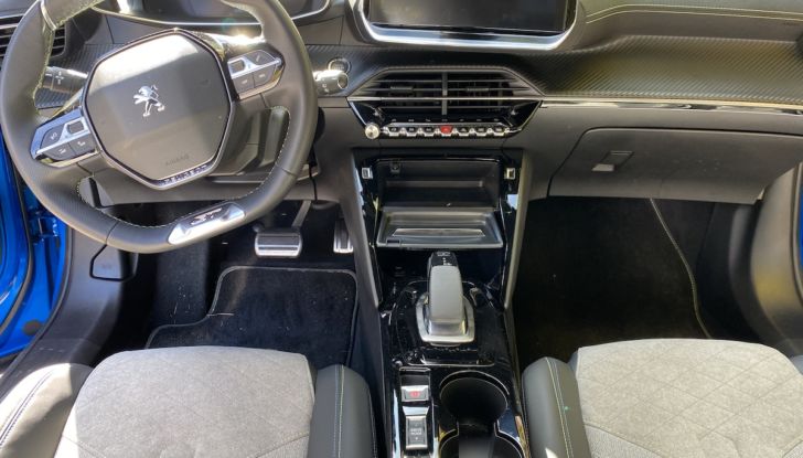 [VIDEO] Prova Peugeot e-2008: il SUV compatto francese che stupisce - Foto 1 di 20