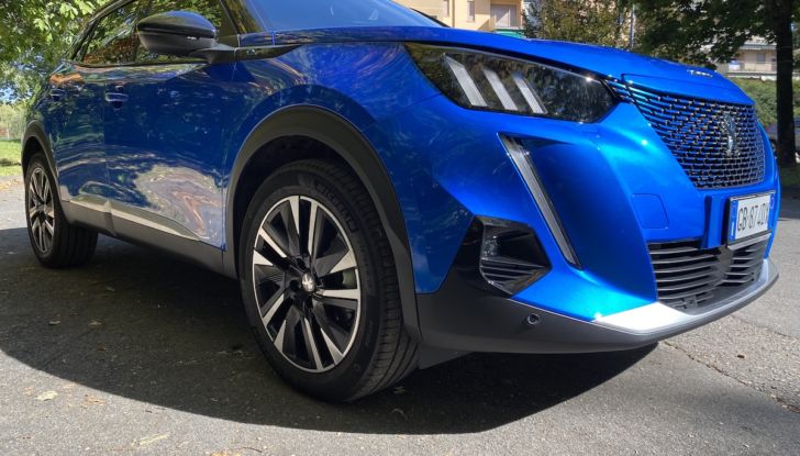 [VIDEO] Prova Peugeot e-2008: il SUV compatto francese che stupisce - Foto 10 di 20