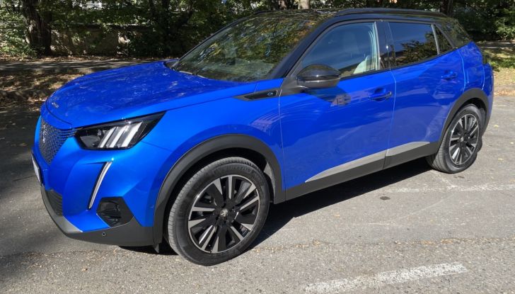 [VIDEO] Prova Peugeot e-2008: il SUV compatto francese che stupisce - Foto 14 di 20
