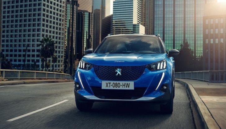 [VIDEO] Prova Peugeot e-2008: il SUV compatto francese che stupisce - Foto 17 di 20