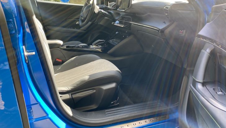 [VIDEO] Prova Peugeot e-2008: il SUV compatto francese che stupisce - Foto 6 di 20