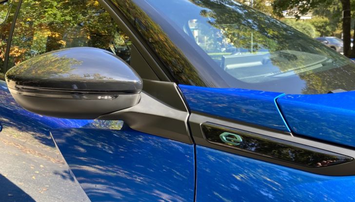 [VIDEO] Prova Peugeot e-2008: il SUV compatto francese che stupisce - Foto 7 di 20