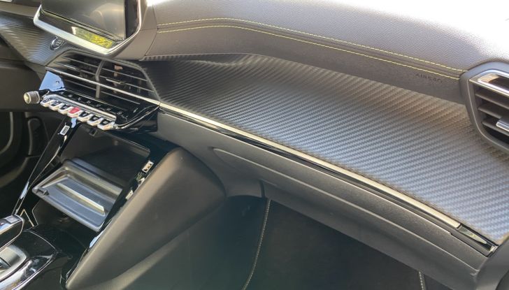 [VIDEO] Prova Peugeot e-2008: il SUV compatto francese che stupisce - Foto 8 di 20