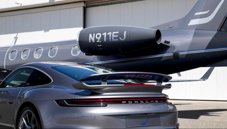 Porsche 911 Turbo S in regalo acquistando un jet Embraer - Foto 1 di 10