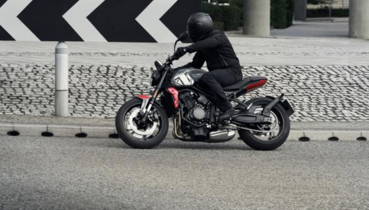 Triumph Trident 660: la roadster inglese scalda il motore - Foto 11 di 17