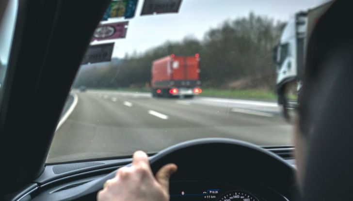 Guida notturna buio vista scarsa