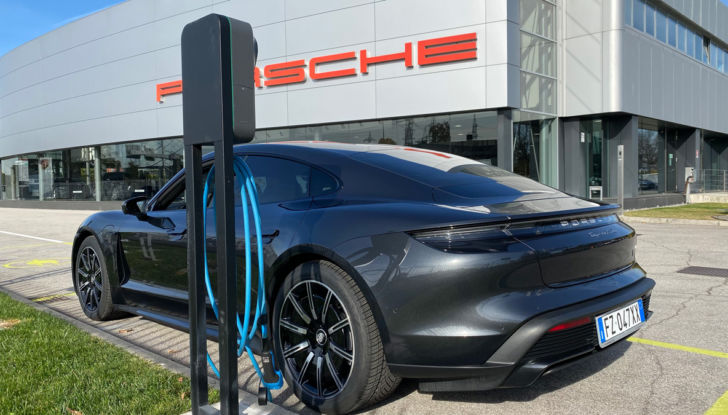 Taycan, la Porsche elettrica ideale per i suoi clienti! - Foto 2 di 12
