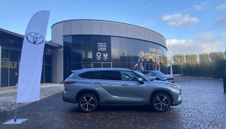 Toyota Highlander: la prova su strada del SUV premium giapponese - Foto 2 di 24