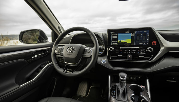 Toyota Highlander: la prova su strada del SUV premium giapponese - Foto 12 di 24