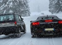 Fiat Panda 4×4 vs Ferrari SF90 Stradale: chi vince la sfida in partenza sulla neve?