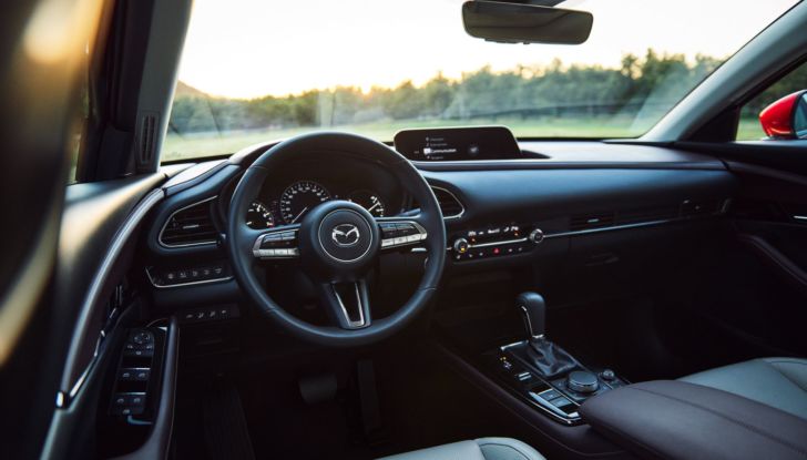 Mazda CX-30 2022: il SUV giapponese aggiorna l’infotainment e la gamma colori - Foto 9 di 10
