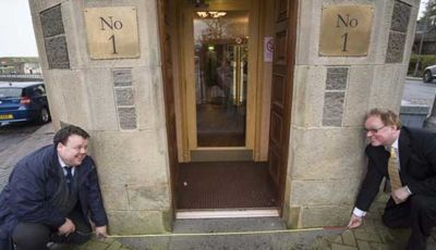 La strada più corta del mondo? Si trova in Scozia e misura poco più di due metri