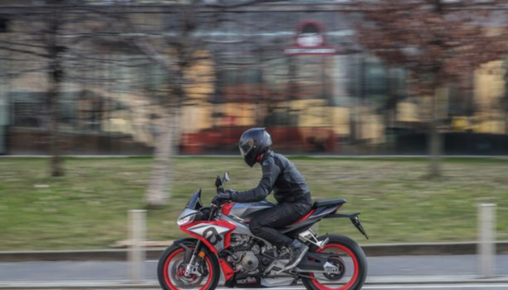 Aprilia Tuono 660: il prezzo della media sportiva della Casa di Noale - Foto 12 di 20