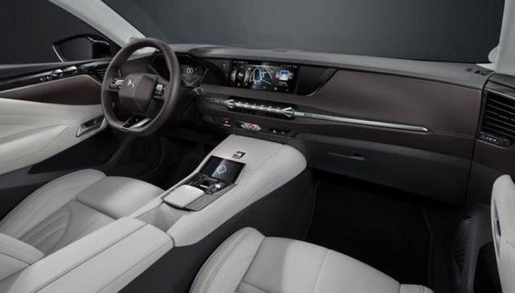 DS 4: SUV o berlina? L’uscita è prevista a fine anno - Foto 5 di 12