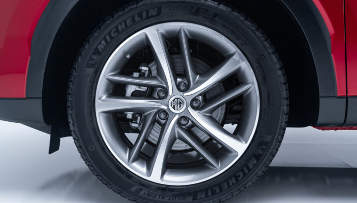 MG EHS Plug-in Hybrid 2021: caratteristiche e prezzi - Foto 2 di 39