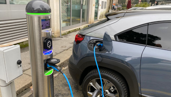 Mazda MX-30: la versione ibrida plug-in in arrivo per fine anno - Foto 4 di 17