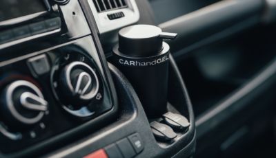 CARhandGEL è il primo dispenser di Gel igienizzante specifico per auto