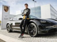 Porsche Taycan Cross Turismo: in testing con al volante Mark Webber