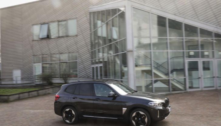 [VIDEO] Prova su strada BMW iX3 2021, il SUV elettrico: caratteristiche, prezzi e consumi - Foto 5 di 36
