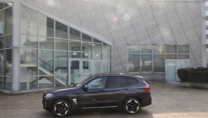 [VIDEO] Prova su strada BMW iX3 2021, il SUV elettrico: caratteristiche, prezzi e consumi - Foto 22 di 36