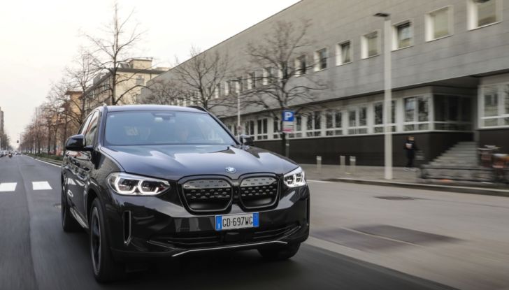 [VIDEO] Prova su strada BMW iX3 2021, il SUV elettrico: caratteristiche, prezzi e consumi - Foto 24 di 36