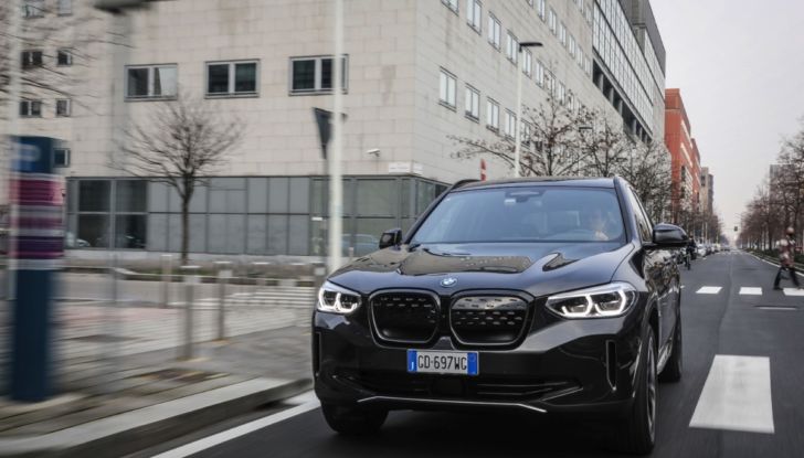 [VIDEO] Prova su strada BMW iX3 2021, il SUV elettrico: caratteristiche, prezzi e consumi - Foto 26 di 36