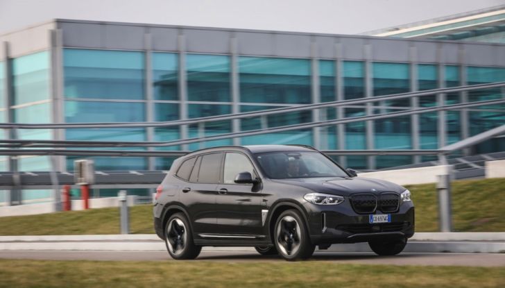 [VIDEO] Prova su strada BMW iX3 2021, il SUV elettrico: caratteristiche, prezzi e consumi - Foto 10 di 36