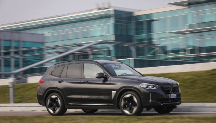 [VIDEO] Prova su strada BMW iX3 2021, il SUV elettrico: caratteristiche, prezzi e consumi - Foto 35 di 36