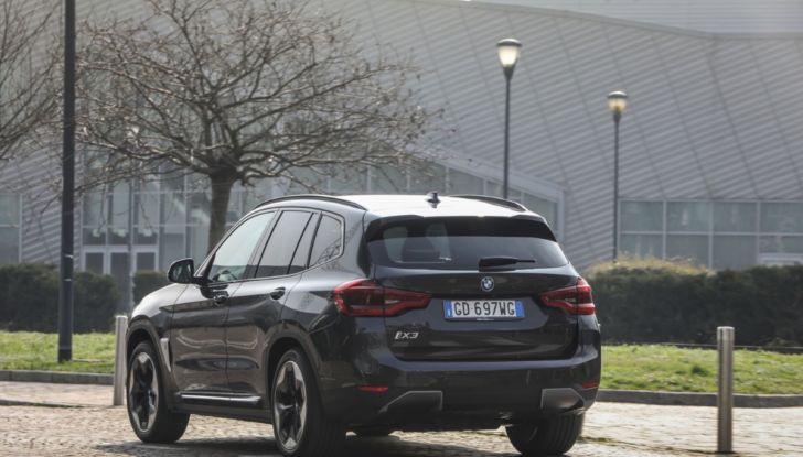 [VIDEO] Prova su strada BMW iX3 2021, il SUV elettrico: caratteristiche, prezzi e consumi - Foto 3 di 36