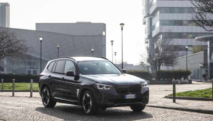 [VIDEO] Prova su strada BMW iX3 2021, il SUV elettrico: caratteristiche, prezzi e consumi - Foto 4 di 36