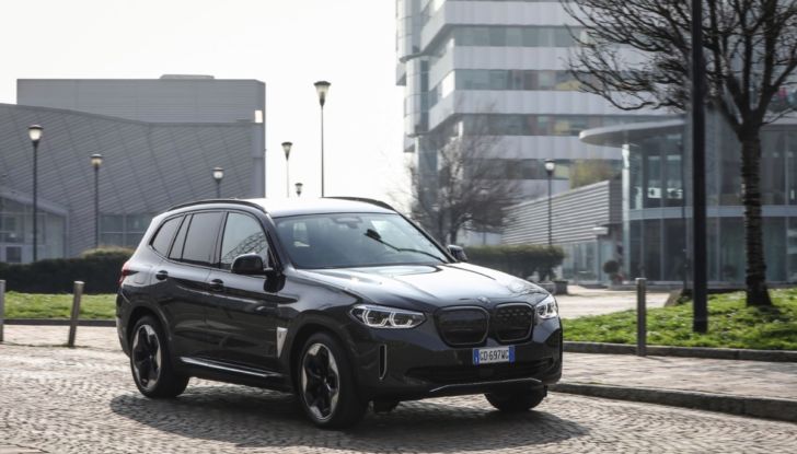 [VIDEO] Prova su strada BMW iX3 2021, il SUV elettrico: caratteristiche, prezzi e consumi - Foto 18 di 36