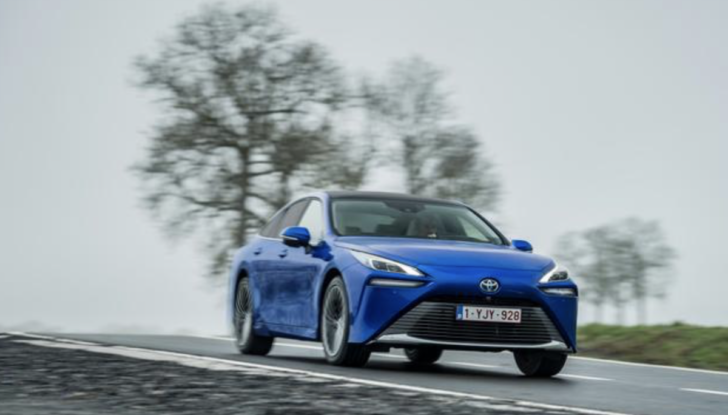 Toyota Mirai 2021: la berlina a idrogeno arriva a fine marzo da 66.000 Euro - Foto 10 di 27