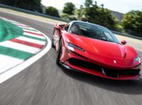 Ferrari SF90 Stradale: la Coupé e la Spider a Imola con Leclerc e Sainz