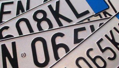 Targa auto personalizzata: si può richiedere legalmente?