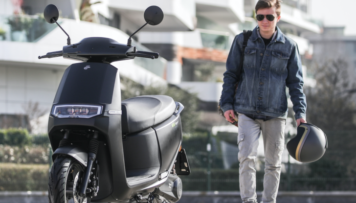 Nel traffico urbano ci si districa con gli scooter elettrici Ecooter E2 di Italy2Volt - Foto 19 di 20