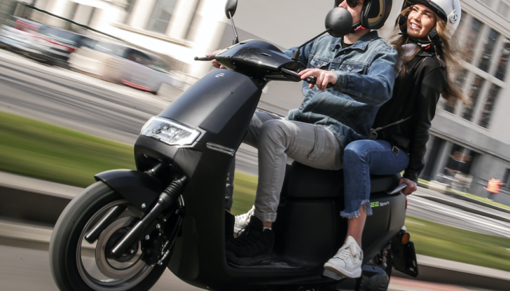 Nel traffico urbano ci si districa con gli scooter elettrici Ecooter E2 di Italy2Volt - Foto 5 di 20