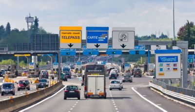 Autostrade in Europa: il casello per le auto elettriche costerà di meno