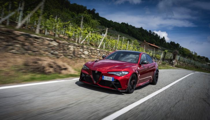 [VIDEO] Prova in pista: Alfa Romeo Giulia GTA e GTAm, la berlina del Biscione oltre ogni limite - Foto 19 di 50