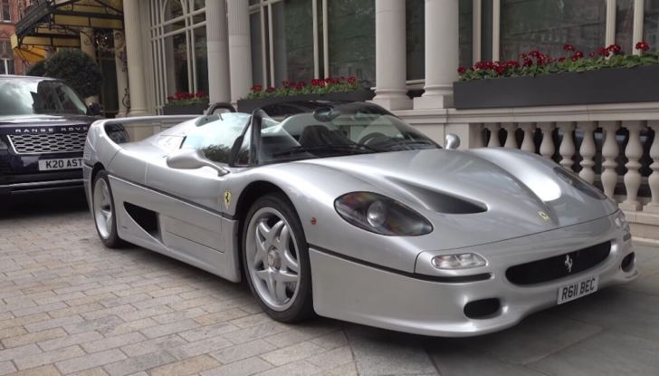 Una Ferrari F50 argento per le strade di Londra - Foto 6 di 8