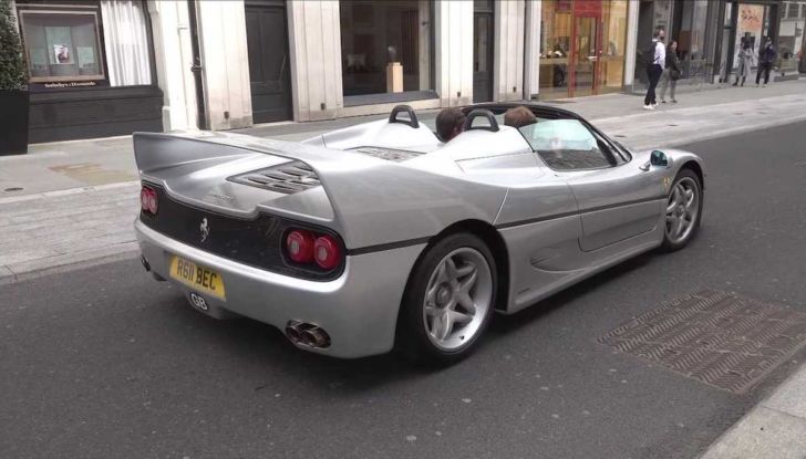 Una Ferrari F50 argento per le strade di Londra - Foto 7 di 8
