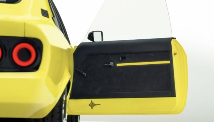 Torna la Opel Manta, ma ora è elettrica - Foto 10 di 18