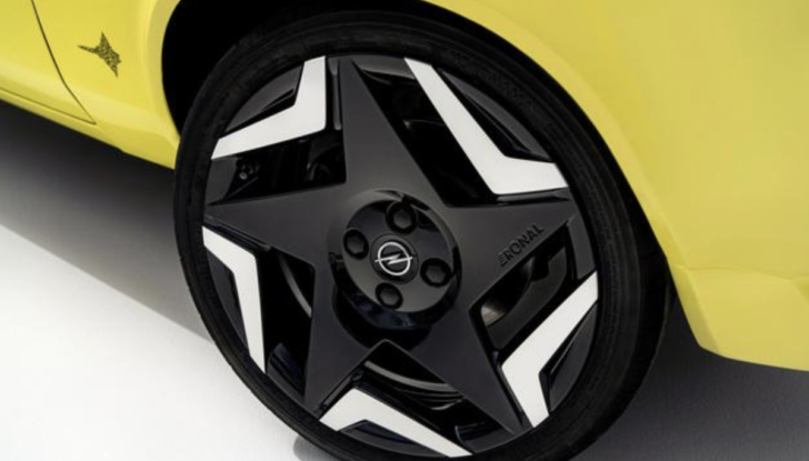 Torna la Opel Manta, ma ora è elettrica - Foto 11 di 18