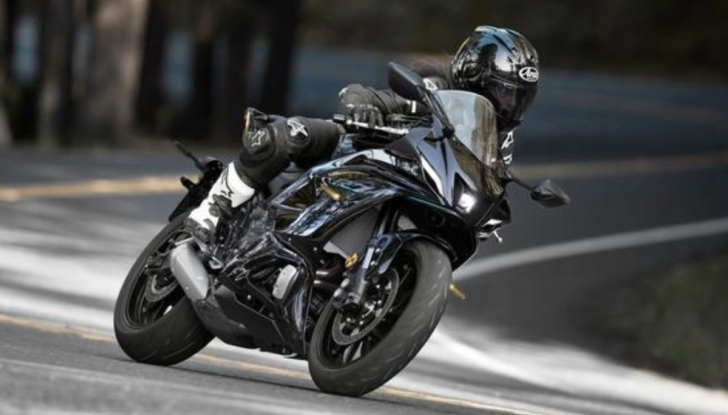 Nuova Yamaha R7: caratteristiche, immagini, motore - Foto 19 di 22