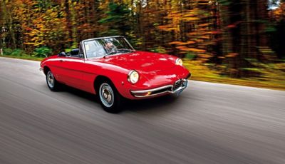 Checco Zalone al volante dell’Alfa Romeo Duetto nel video de “La Vacinada”